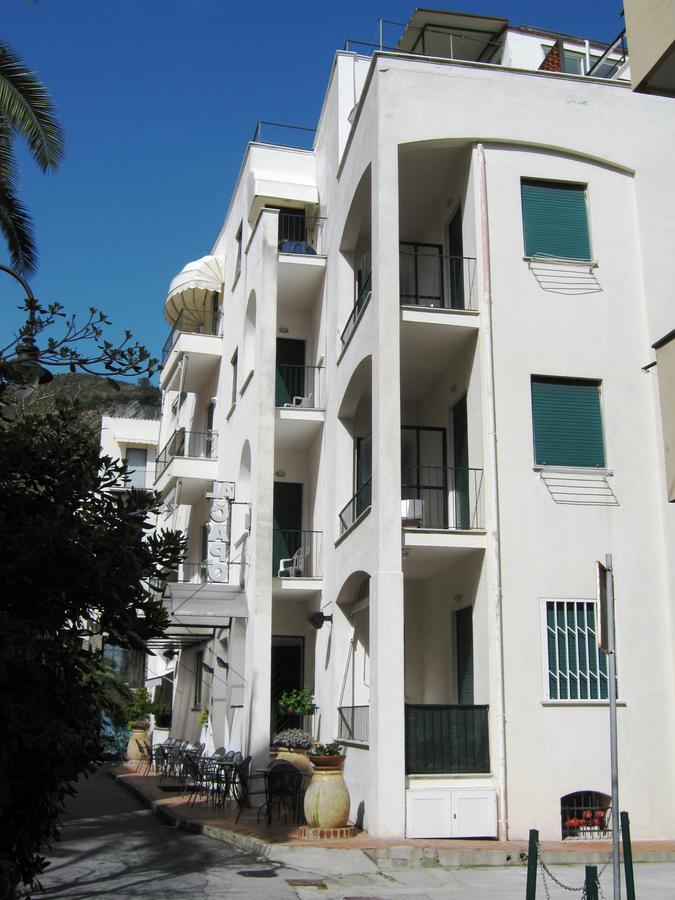 Hotel Al Capo Varigotti Bagian luar foto